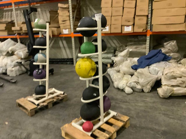 Onbekend medicine ball met rek 10x ball krachtstation - afbeelding 2 van  6