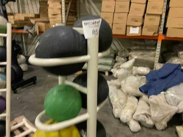 Onbekend medicine ball met rek 10x ball krachtstation - afbeelding 3 van  6