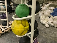 Onbekend medicine ball met rek 10x ball krachtstation - afbeelding 4 van  6