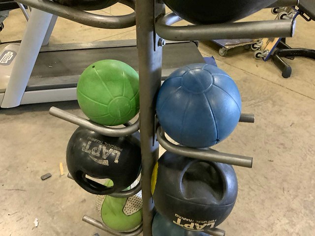 Onbekend medicine ball met rek krachtstation - afbeelding 3 van  6