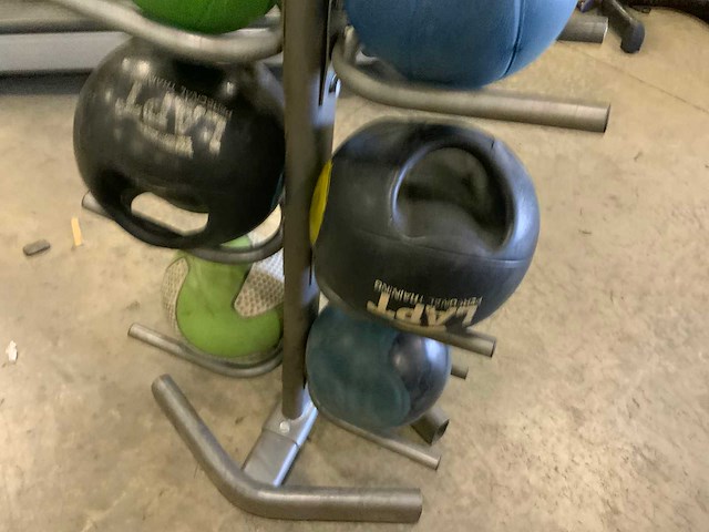 Onbekend medicine ball met rek krachtstation - afbeelding 4 van  6