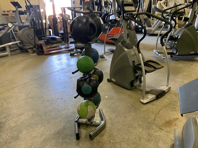 Onbekend medicine ball met rek krachtstation - afbeelding 6 van  6