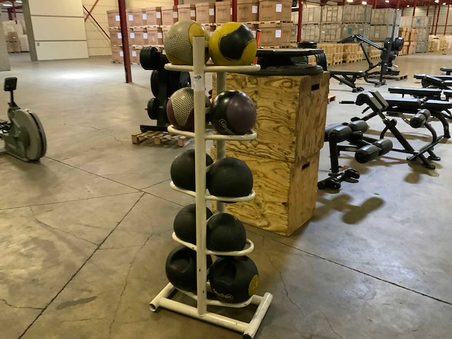 Onbekend medicine ball met rek1 krachtstation - afbeelding 1 van  6