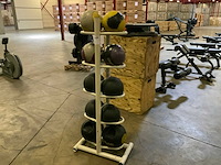 Onbekend medicine ball met rek1 krachtstation