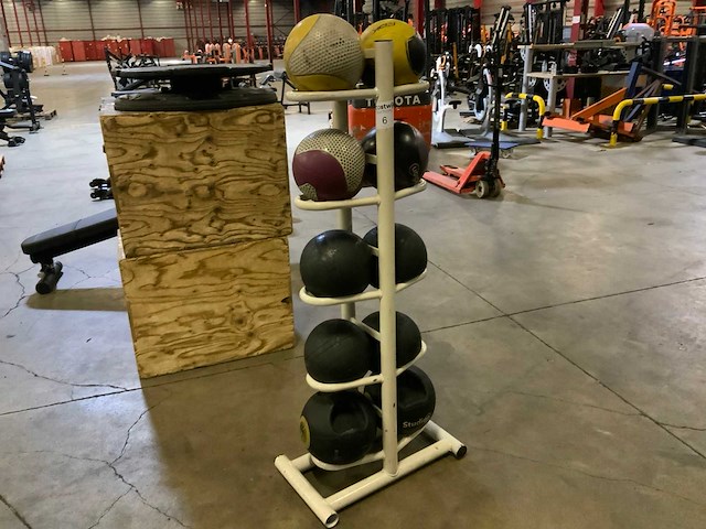 Onbekend medicine ball met rek1 krachtstation - afbeelding 2 van  6