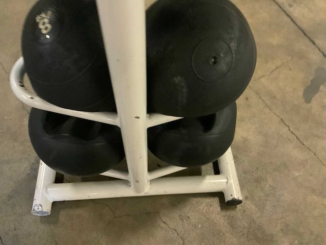 Onbekend medicine ball met rek1 krachtstation - afbeelding 6 van  6