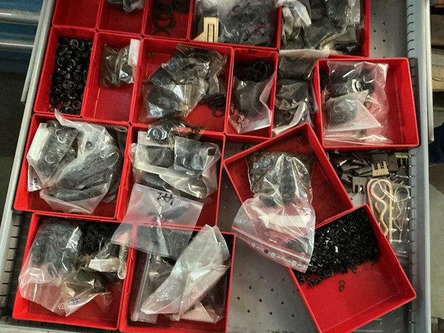 Onderdelen listerkast met inhoud - afbeelding 1 van  2