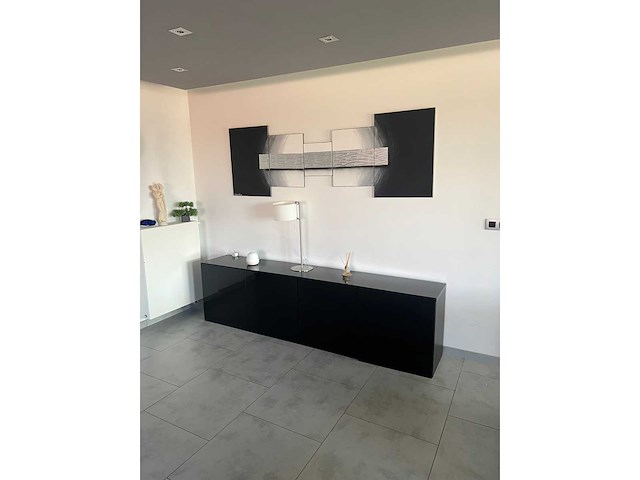 Onderkast - zwarte lak - glazen plaat (240 cm lang, 65 cm hoog, 42 cm diep) - afbeelding 1 van  3