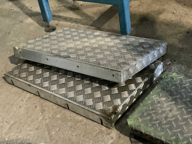 Onderstel in traanplaat (3x) - afbeelding 1 van  2