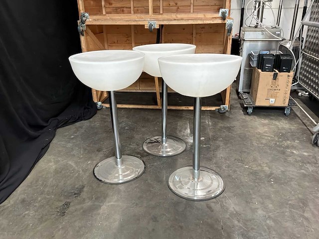 Ongebrandde magiër verlichte sta-tafel - afbeelding 2 van  9