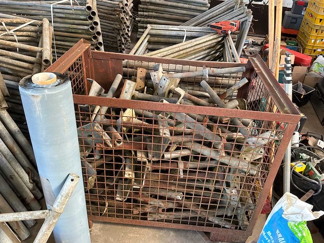 Ongemerkte steigers - 1985 titan tower - afbeelding 4 van  16