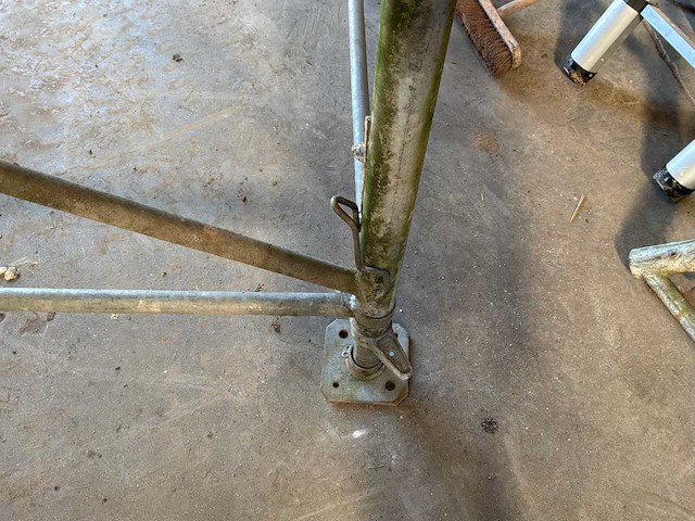 Ongemerkte steigers - 1985 titan tower - afbeelding 9 van  14