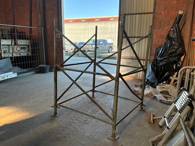 Ongemerkte steigers - 1985 titan tower - afbeelding 1 van  9