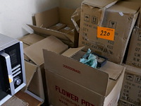 Ongeveer 12 dozen met allerhande gleierwerk - afbeelding 1 van  4