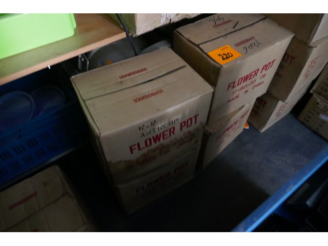 Ongeveer 12 dozen met allerhande gleierwerk - afbeelding 2 van  4