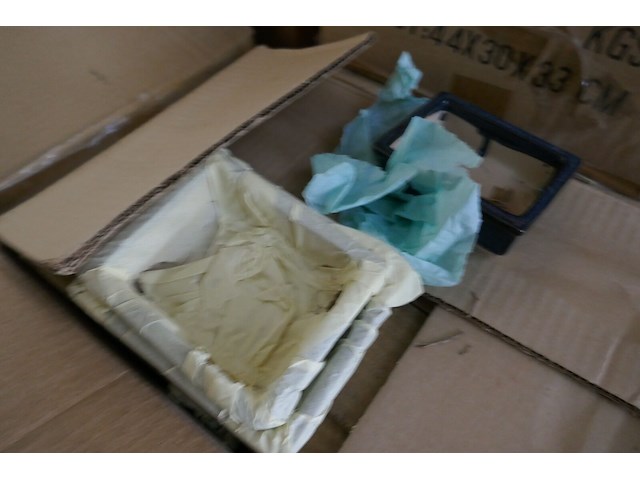Ongeveer 12 dozen met allerhande gleierwerk - afbeelding 3 van  4