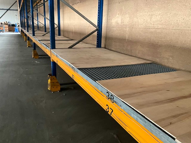 Ongeveer 33,3 lopende meter palletstelling - afbeelding 6 van  17