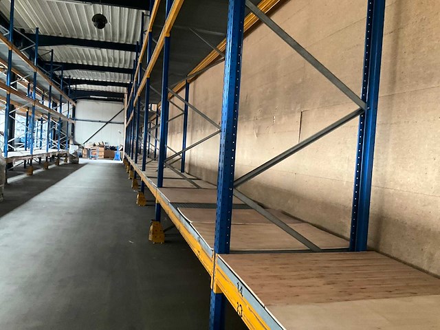 Ongeveer 33,3 lopende meter palletstelling - afbeelding 15 van  17