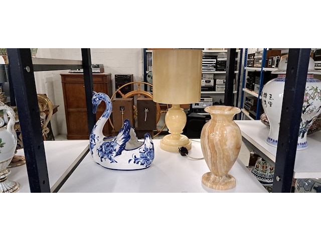 Onyx vaas, zwaan , en een mameren lamp - afbeelding 1 van  1