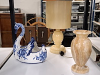 Onyx vaas, zwaan , en een mameren lamp - afbeelding 1 van  1