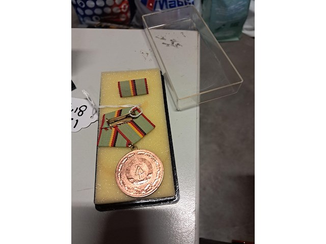 Oost duits medaille voor trouwe dienst - afbeelding 1 van  2