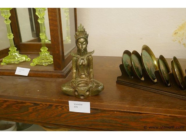 Oosters beeltje in hars - afbeelding 1 van  1