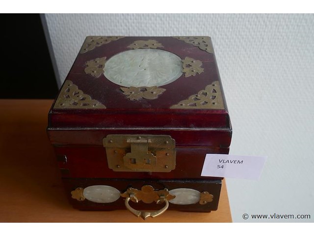 Oosters juwelenkistje met jade - afbeelding 2 van  2