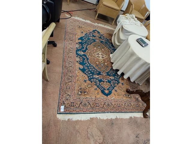 Oosters vloerkleed met blauw en goudkleurig medaillonpatroon 230x170 cm, beige vloerkleed ayyildiz hera shaggy 280x370 cm met geometrisch patroon - afbeelding 1 van  8