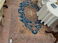 Oosters vloerkleed met blauw en goudkleurig medaillonpatroon 230x170 cm, beige vloerkleed ayyildiz hera shaggy 280x370 cm met geometrisch patroon - afbeelding 1 van  8