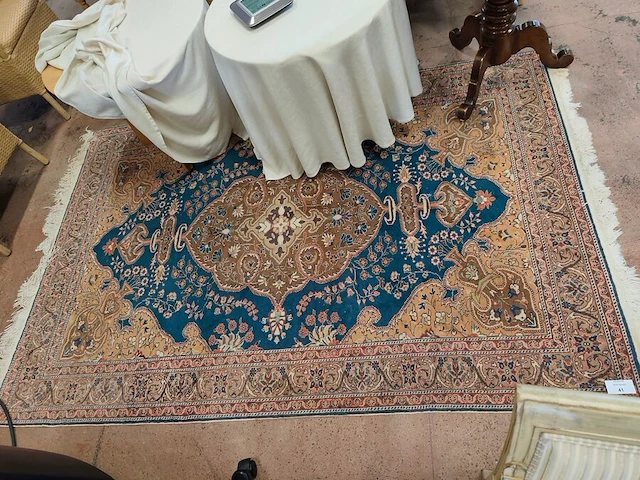 Oosters vloerkleed met blauw en goudkleurig medaillonpatroon 230x170 cm, beige vloerkleed ayyildiz hera shaggy 280x370 cm met geometrisch patroon - afbeelding 2 van  8