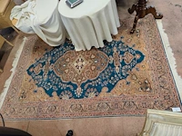 Oosters vloerkleed met blauw en goudkleurig medaillonpatroon 230x170 cm, beige vloerkleed ayyildiz hera shaggy 280x370 cm met geometrisch patroon - afbeelding 2 van  8