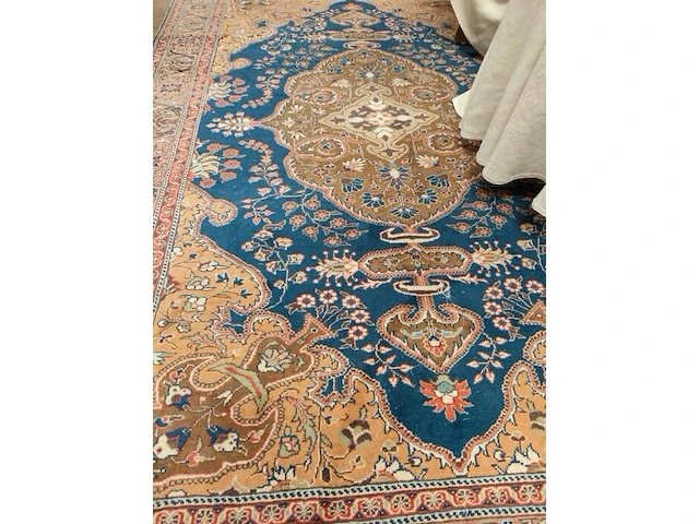 Oosters vloerkleed met blauw en goudkleurig medaillonpatroon 230x170 cm, beige vloerkleed ayyildiz hera shaggy 280x370 cm met geometrisch patroon - afbeelding 3 van  8