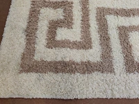 Oosters vloerkleed met blauw en goudkleurig medaillonpatroon 230x170 cm, beige vloerkleed ayyildiz hera shaggy 280x370 cm met geometrisch patroon - afbeelding 7 van  8