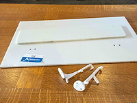 Opaalglas met 2 geëmailleerde gietijzeren wandsteunen - afbeelding 1 van  2