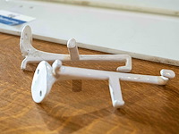 Opaalglas met 2 geëmailleerde gietijzeren wandsteunen - afbeelding 2 van  2