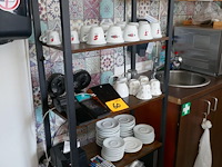 Opbergrekje met koffiekopjes en glazen - afbeelding 1 van  6