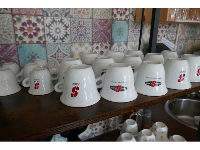 Opbergrekje met koffiekopjes en glazen - afbeelding 2 van  6