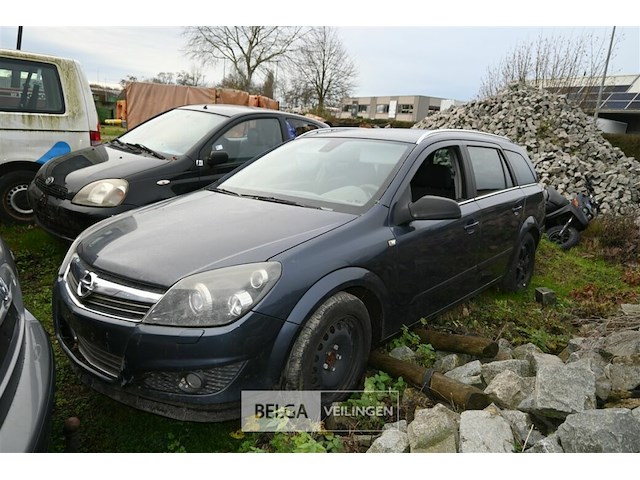Opel astra enkel voor vergunninghouders en erkend centrum voor verschroting - afbeelding 1 van  9