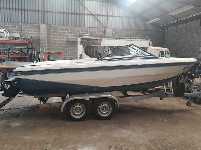 Open boot / runabout (pleziermotorboot) + aanhanger - afbeelding 12 van  16