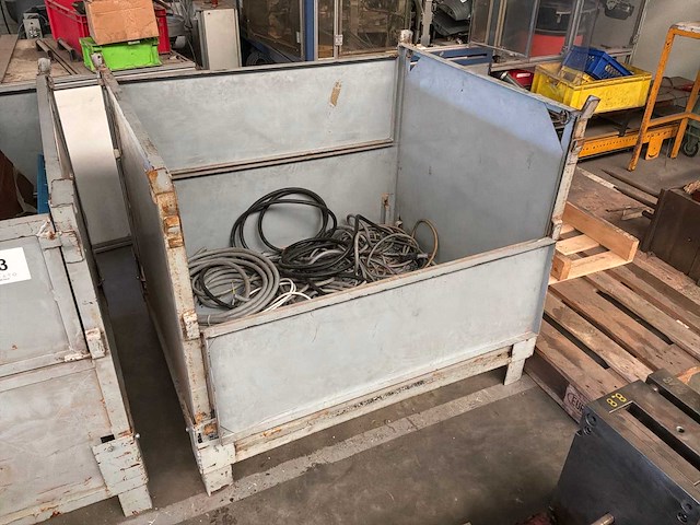 Opklapbare metalen stapelbak (2x) - afbeelding 2 van  3