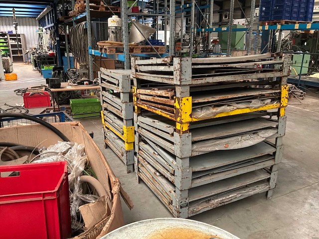 Opklapbare metalen stapelbak - afbeelding 2 van  3