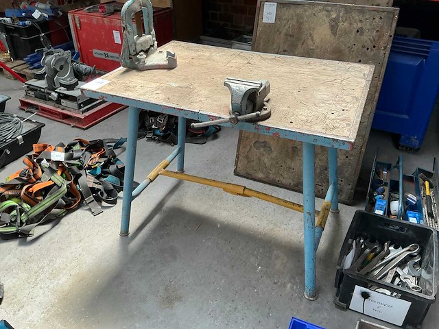 Opplooibare werktafel met bankschoef / pijpklem - afbeelding 1 van  2