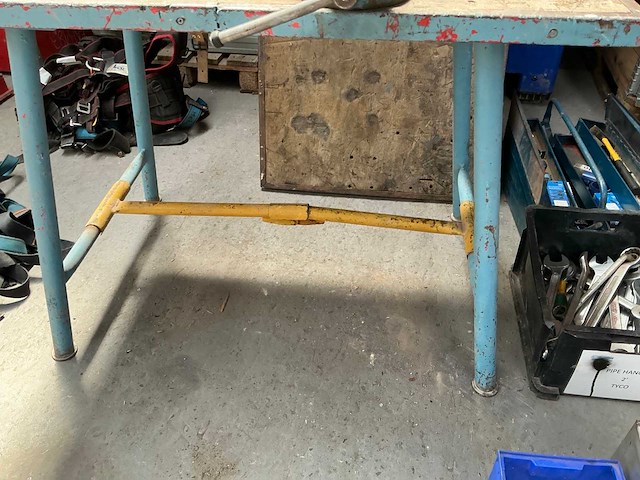 Opplooibare werktafel met bankschoef / pijpklem - afbeelding 2 van  2