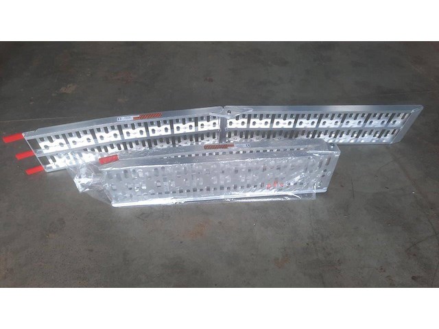 Oprijplaten 2.20m 340kg 2 stuks nieuw - afbeelding 1 van  1