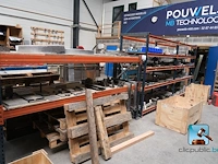 Opslagrek met inhoud