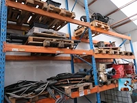 Opslagrek met inhoud
