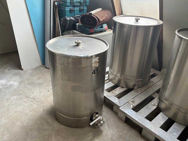 Opslagtank rvs op pallet (2x) - afbeelding 1 van  3