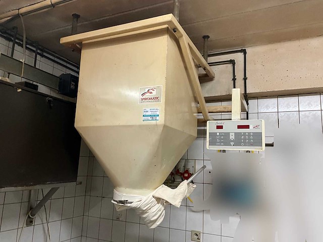 Opslagtank (silo) polyester + weegtoestel - functioneel - afbeelding 1 van  13