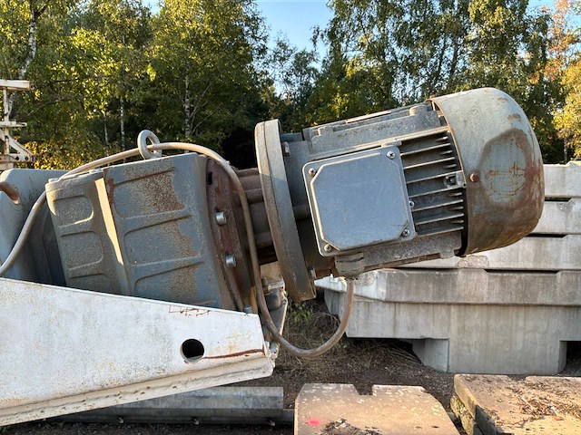 Opvoerveizel met bunker - afbeelding 3 van  13
