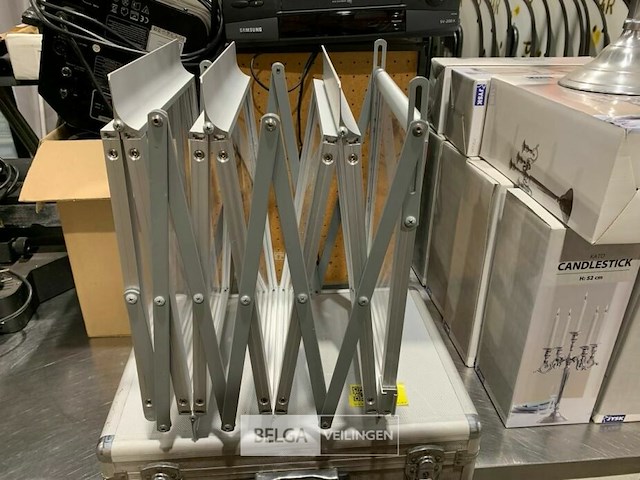 Opvouwbare brochurestandaard met aluminium draagtas. - afbeelding 2 van  4